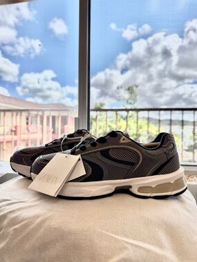 Zara Men's Taupe and Black Mesh Runner Sneakers